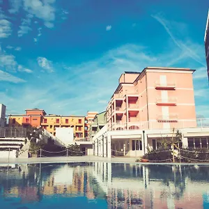 4* Semesteranläggning (resort) Ai Pozzi Village &